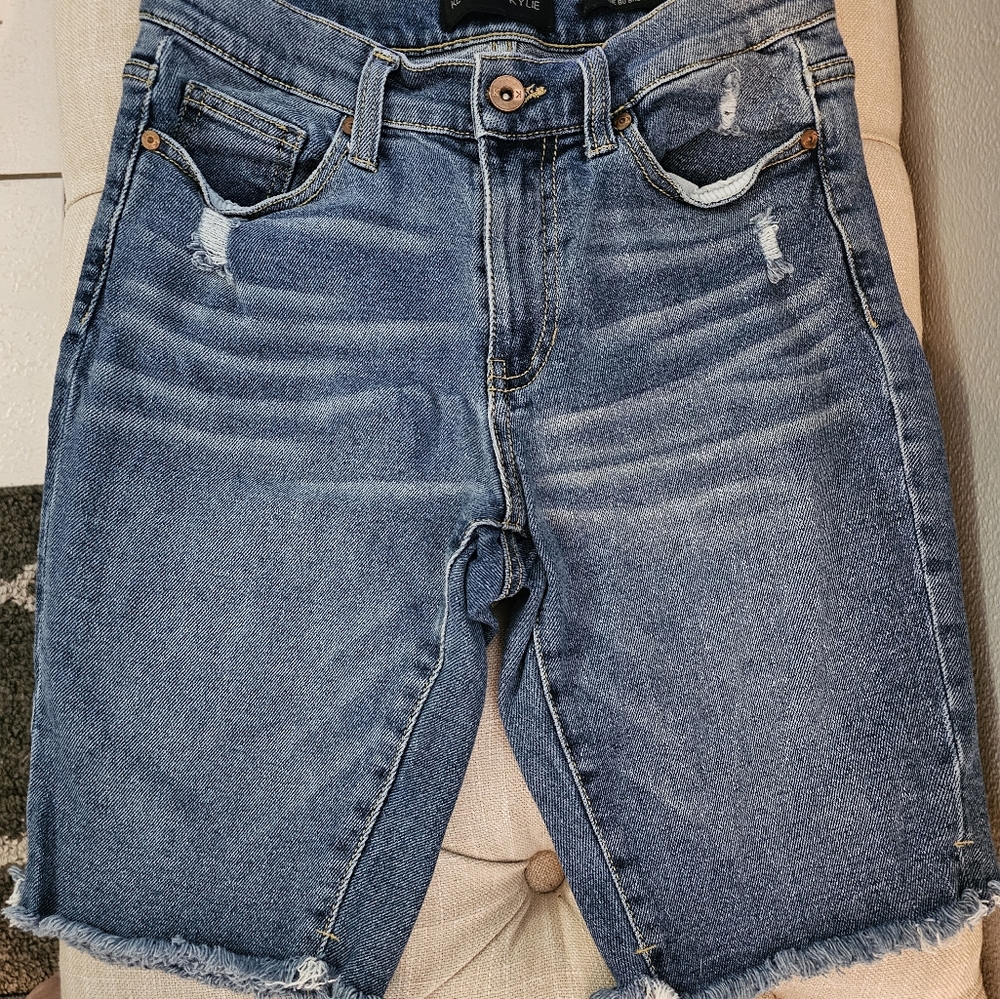 KENDALL+KYLIE THE BU SHORT DISTESSED! SIZE 26! PRELOVED!